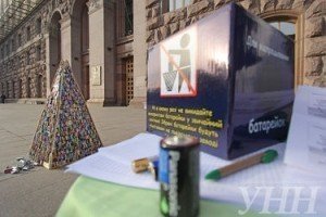 Біля Київради встановили ялинку з відпрацьованих батарейок