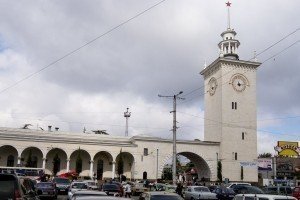У Сімферополі обдурені пасажири штурмують залізничні каси