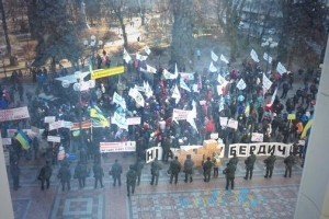 Депутати пішли на нараду, мітинг під Радою триває