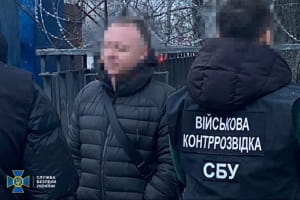Схема за $6,5 тис: у Вінниці затримали посадовця, який незаконно звільняв військових від служби