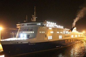 Кілька сотень пасажирів заблоковані на палаючому поромі