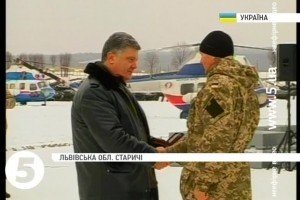 Порошенко передав воякам партію техніки – репортаж з місця подій