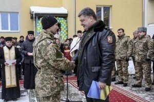 Порошенко вручив родинам бійців АТО ордери на 59 квартир