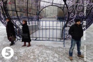 Путінські поліцаї закрили парканами новорічну кулю в Москві
