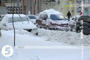 В Одеській області рятувальники дістали зі снігу автобус з 60 туристами