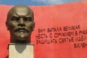Ленінопад: в Одеській області розбили ще одного Ілліча