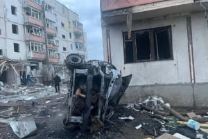 Ворог вдарив КАБом по п’ятиповерхівці в Куп’янську – під завалами можуть бути люди (фото)
