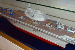 Може вмістити 15 гелікоптерів: у Керчі рф будує найбільший корабель 
