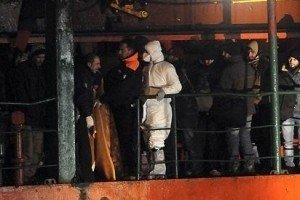 Біля берегів Італії виявили ще одне некероване судно з нелегалами