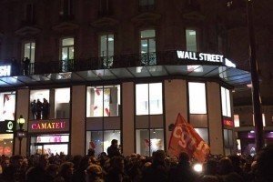 Десятки тисяч парижан зійшлися в центр міста 
