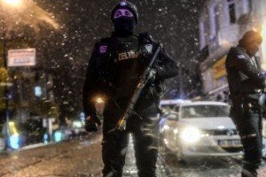 Один із підозрюваних у паризькому теракті здався поліції