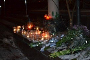 Українці несуть до посольства Франції квіти і свічки
