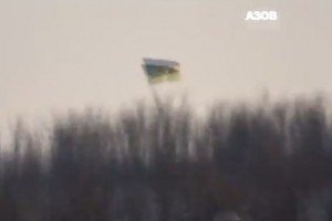 Бійці "Азова" встановили український прапор прямо перед носом у терористів