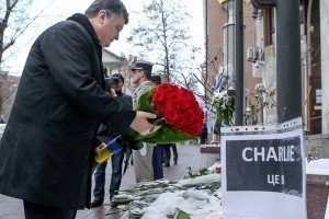 Порошенко приніс квіти до французького посольства в Києві