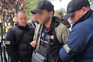 У Києві барбер намагався влаштувати втечу ухилянтів за $14 тис. – поліція зупинила спробу