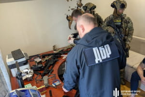Правоохоронець з Покровська незаконно перепродавав трофейну зброю – ДБР 