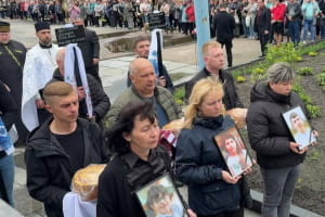 Коростишів у жалобі: поховали трьох дітей, які загинули внаслідок ракетного удару 25 травня – фото