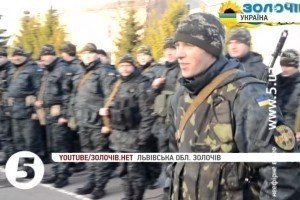 Боєць Нацгвардії освідчився коханій на плацу військової частини 