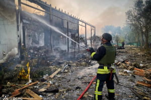 Руйнування та жертви: наслідки нічної російської атаки по Україні (фото, відео)