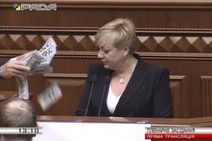 Гонтареву в Раді закидали фальшивими доларами