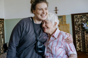 Слова, що гріють: фонд "Юлині бабусі" збирає фрази дідусів і бабусь для благодійного мерчу