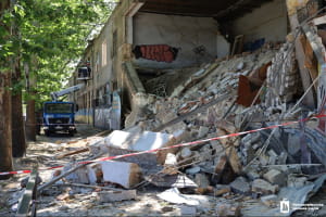 У Миколаєві обвалилася частина будівлі колишнього заводу, пошкодженої обстрілом рф