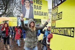 Саудівська Аравія пергляне справу блогера, засудженого до 1000 ударів батогом