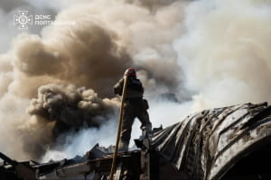 Вранці рф атакувала Полтаву: спалахнула пожежа в будівлі ТЦК, є загиблі та поранені (оновлено)