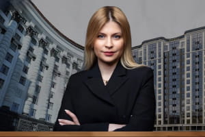 Журналист hromadske сфотографировал квартиру и автомобиль Стефанишиной и оказался в полиции.