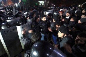 Вірменська влада вводить внутрішні війська до міста, де солдат РФ розстріляв сім'ю