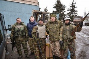 У Пісках волонтери з Харкова розвантажили допомогу військовим під обстрілом з "Градів"