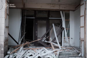 У Києві внаслідок ворожої атаки зафіксовано пошкодження в декількох районах: є поранені та загиблий (оновлено)