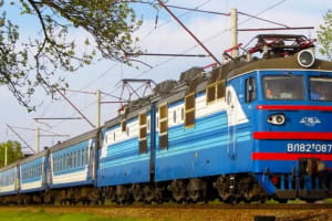 Унаслідок російських обстрілів у двох областях знеструмлено ділянки залізниці
