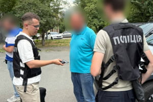 Розікрали 2,5 млн грн на ремонті доріг і мостів: у Києві поліція затримала посадовців