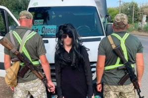 "Дама" в парике оказалась мужчиной: ГПСУ задержала неудачника-уклониста (видео)