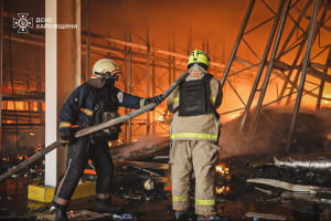 Масштабна пожежа після російського удару на Харківщині: одна людина загинула, є поранені
