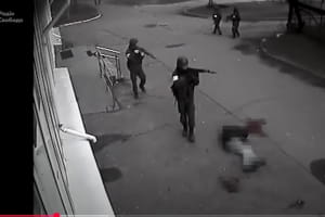 ЗМІ оприлюднили невідомі кадри розстрілу цивільного в Бучі та мародерств російських військових (відео)