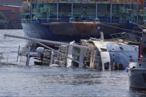 В Петербурге у причала Балтийского завода затонул новый буксир "Капитан Ушаков" (фото)