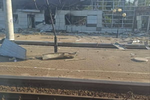 Ворожі ударні безпілотники атакували залізничну станцію у Синельникове: скасовано низку поїздів