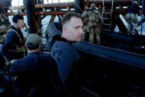 Буданов посетил остров Змеиный и газовые вышки в Черном море