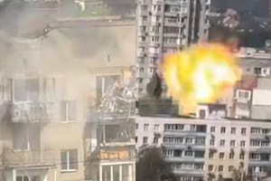 В Ростове беспилотник влетел в многоэтажку: есть пострадавшие – видео