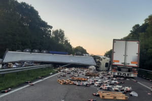 Сотни бутылок Coca-Cola рассыпались на дороге: на трассе Киев – Одесса перевернулся грузовик