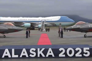 Літак Трампа приземлився на Алясці, але зустрічі тет-а-тет із путіним не буде