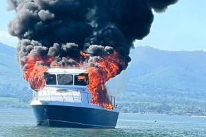 У Приморському краї рф загорівся катер: пасажири стрибали у воду, судно затонуло