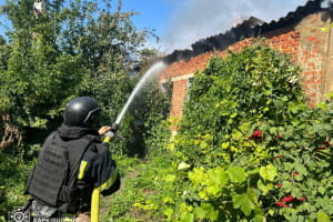 росіяни атакували Куп'янський район дронами: загорівся житловий будинок 