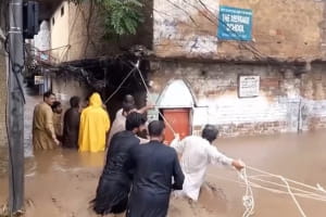 Масштабные наводнения в Пакистане и Кашмире унесли жизни более 400 человек