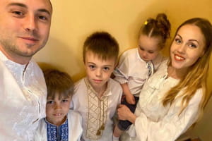 Тарас і Олена Тополя з дітьми