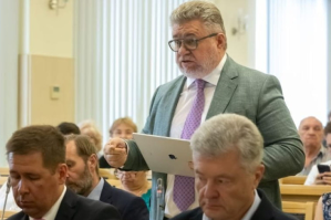 Суд установил факт незаконных изменений в Указе о санкциях против Порошенко – Головань 