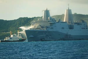 На военном корабле США вспыхнул масштабный пожар: есть пострадавшие