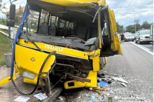ДТП в Киеве: маршрутное такси столкнулось с автобусом, есть пострадавшие (фото)